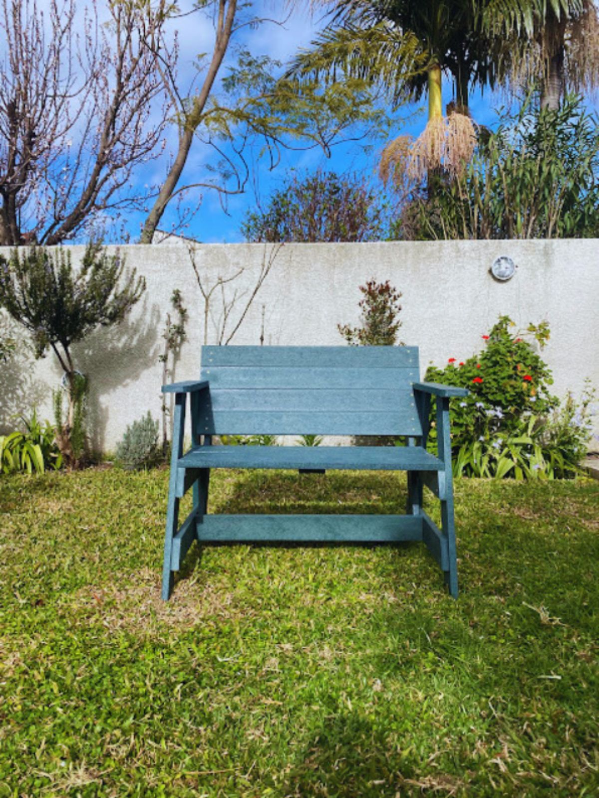 Banco de plaza de frente, en el jardín