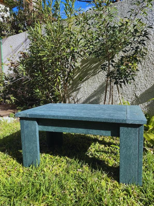 Mesa ratona sola, en el jardín