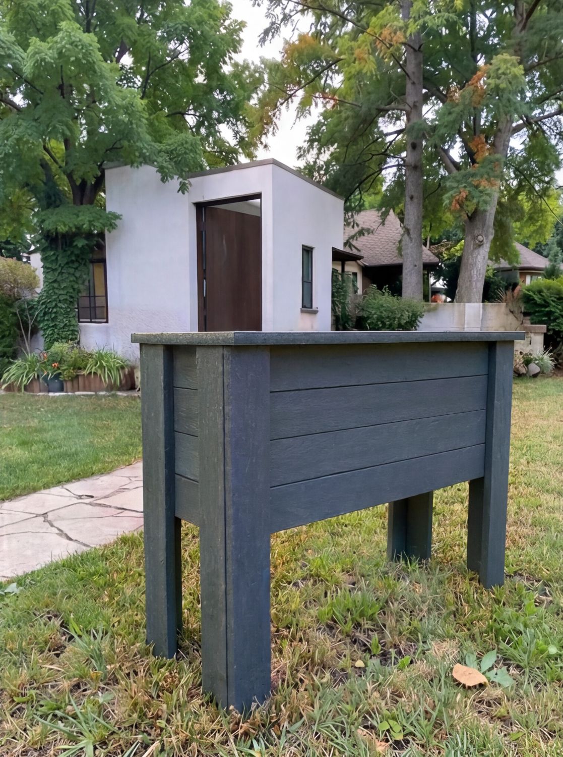 Huertera de madera plástica vacía, lista para llenar